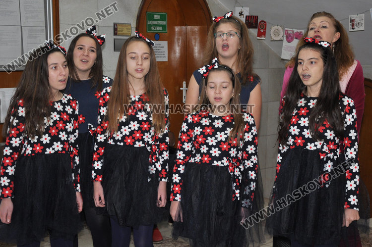 Хор "Орфейче" с ръководител Катя Демирева