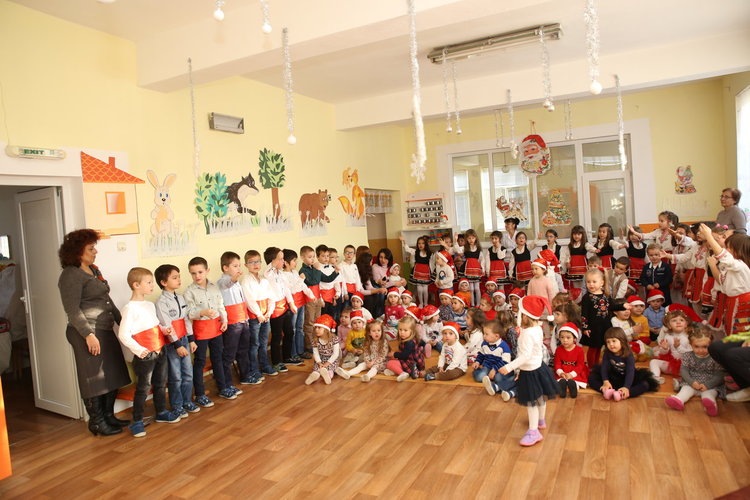 Коледен празник в детска градина „Вяра, Надежда и Любов“