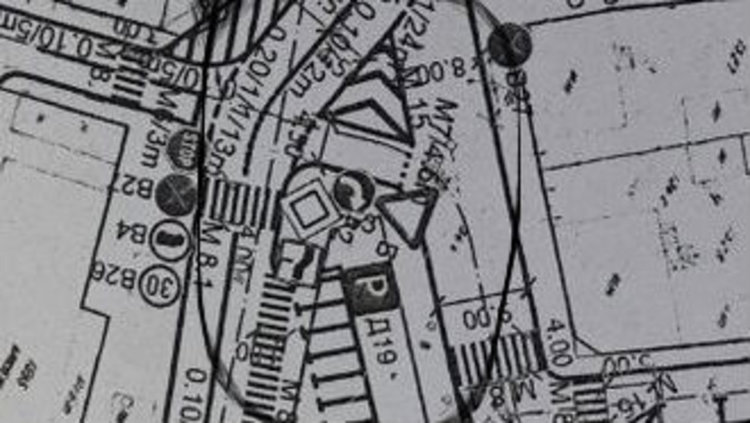 Липсата на хоризонтална маркировка създава абсурди с вертикалната в центъра на Първомай