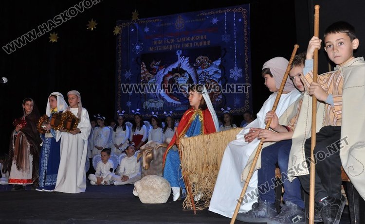 Славейковци представиха Рождество Христово в Коледен спектакъл