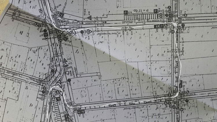 Липсата на хоризонтална маркировка създава абсурди с вертикалната в центъра на Първомай