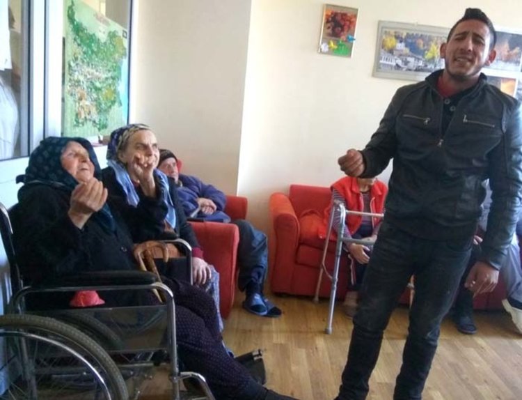 Ученици от Крумовград: Отново зарадвахме нашите приятели от Дома за възрастни хора