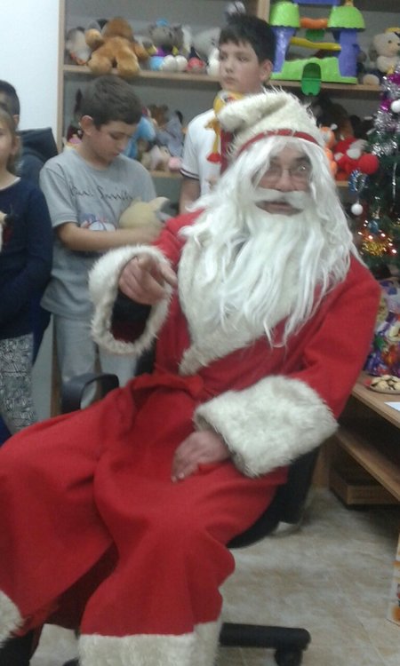 Дядо Коледа изненада най-малките пациенти в смолянската болница