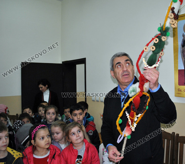 Директорът Костадин Калъпов оглежда с притеснение дебелата дряновица