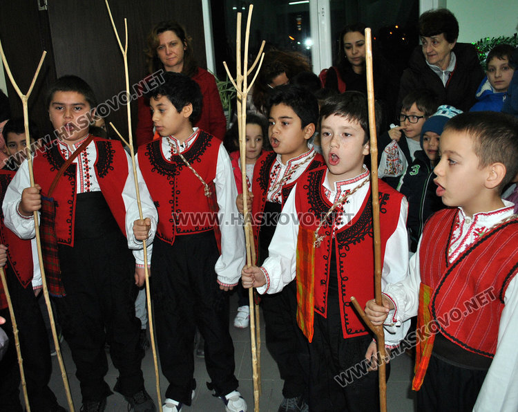 Родители изкупиха благотворителен коледен базар за минути