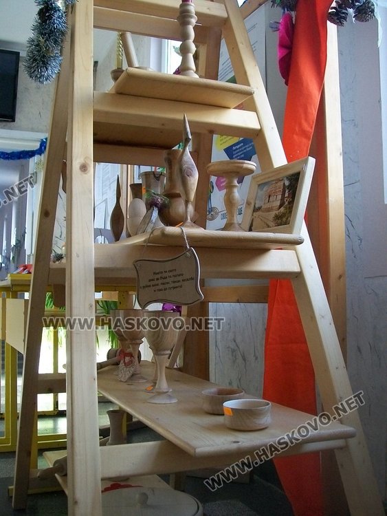 Гимназисти изпращат дървено конче на 7-годишната Ели за Коледа