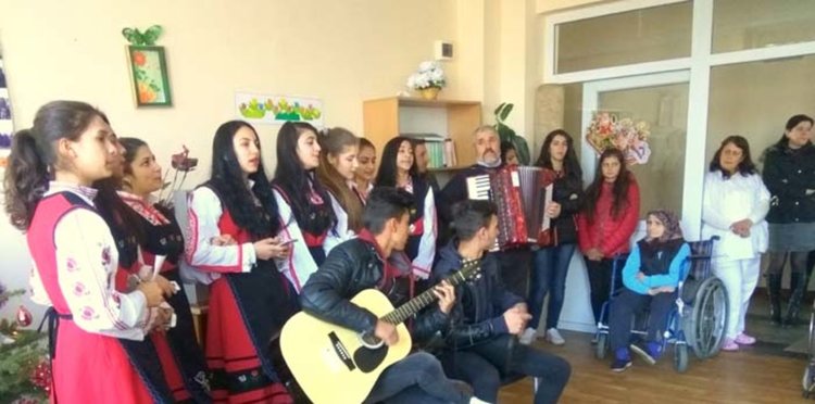 Ученици от Крумовград: Отново зарадвахме нашите приятели от Дома за възрастни хора