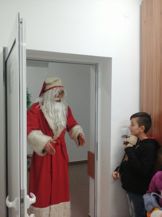 Дядо Коледа изненада най-малките пациенти в смолянската болница