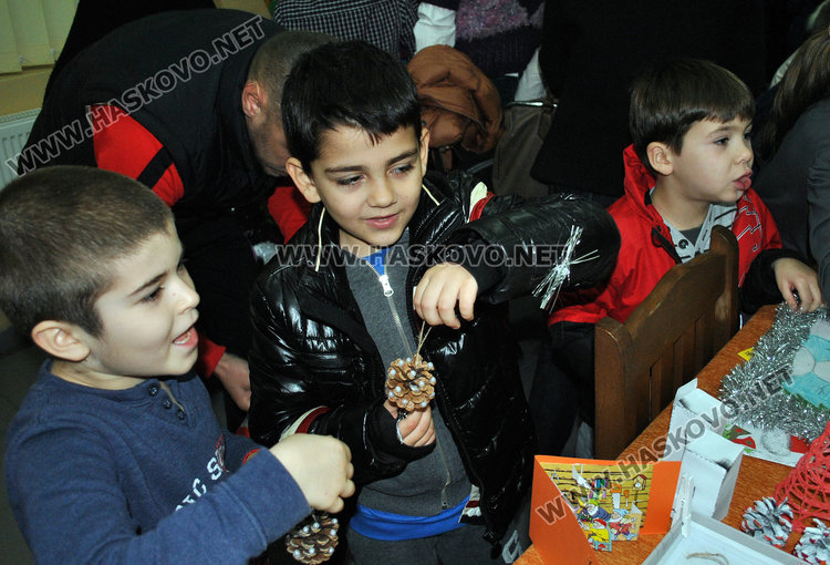 Родители изкупиха благотворителен коледен базар за минути