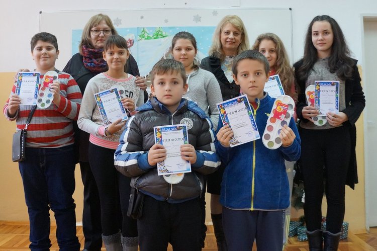Наградените ученици в конкурса за коледна рисунка с преподавателя по изобр.изкуство Лилия Радкова и директора Дорина Желязкова