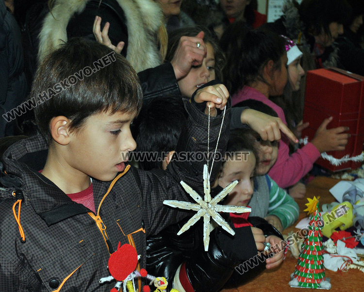 Родители изкупиха благотворителен коледен базар за минути