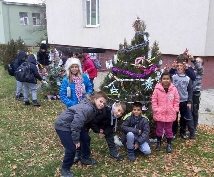 Обявен бе и конкурс за украса на Коледно дърво