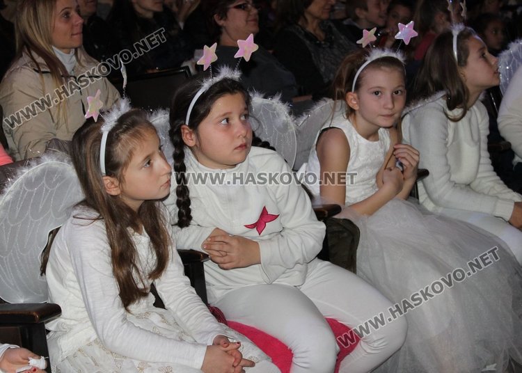 Славейковци представиха Рождество Христово в Коледен спектакъл