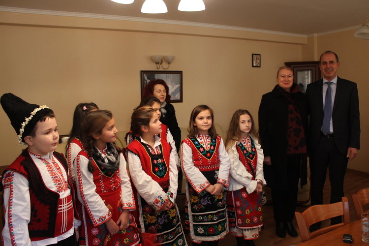 Кирилометодиевци коледуваха при областния управител 