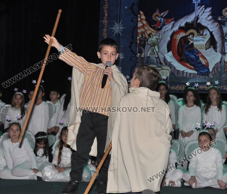 Славейковци представиха Рождество Христово в Коледен спектакъл