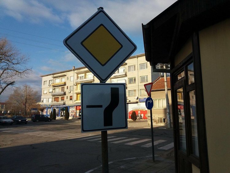 Липсата на хоризонтална маркировка създава абсурди с вертикалната в центъра на Първомай