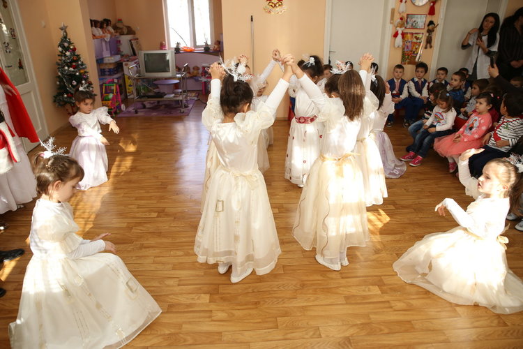 Коледен празник в детска градина „Вяра, Надежда и Любов“