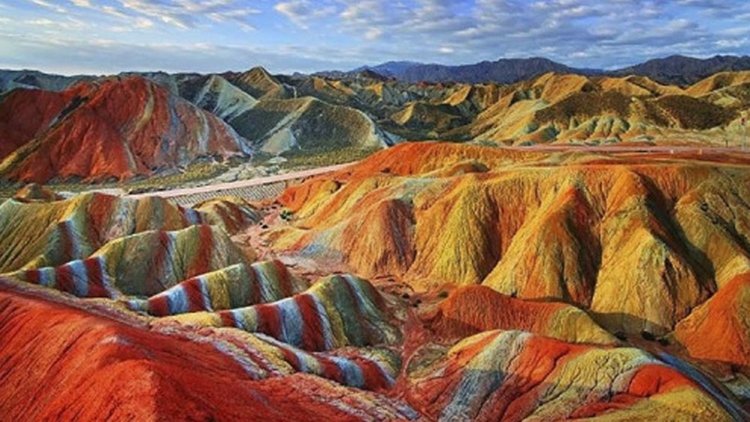 Дрон засне планина с цветовете на дъгата (видео)