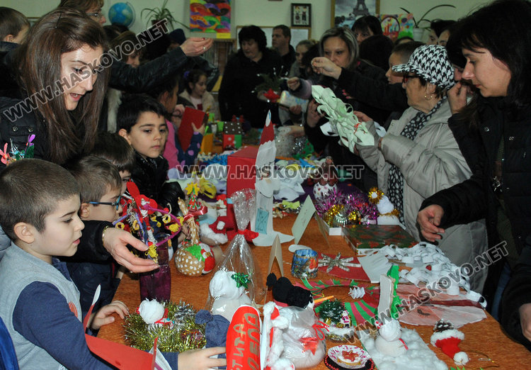 Родители изкупиха благотворителен коледен базар за минути