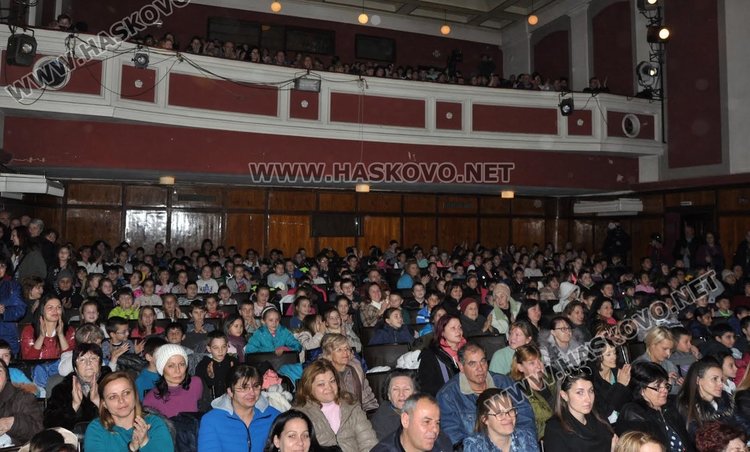 Славейковци представиха Рождество Христово в Коледен спектакъл