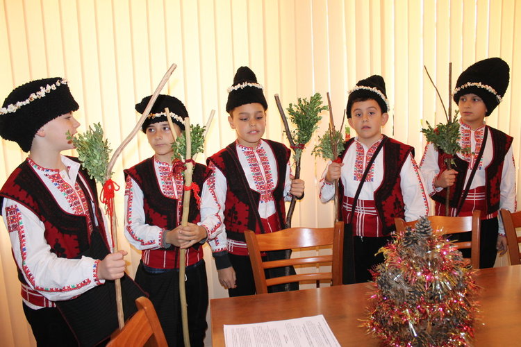 Кирилометодиевци коледуваха при областния управител 