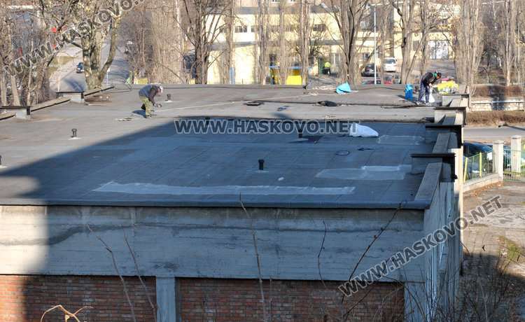 Започнаха спешен ремонт на залата на борците на стадион „Младост“