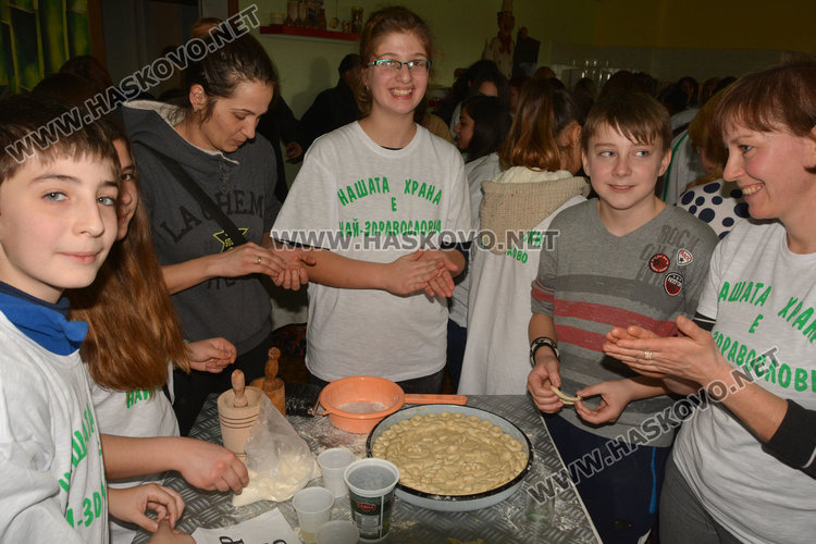 130-метрово коледно послание сътвориха в училище “Васил Левски”