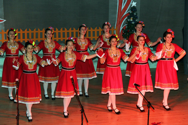 Коледари пяха на български и английски на концерта "Коледа пристига"