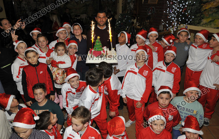 42 джуджета-футболисти подариха Бабангида на Емил Ангелов