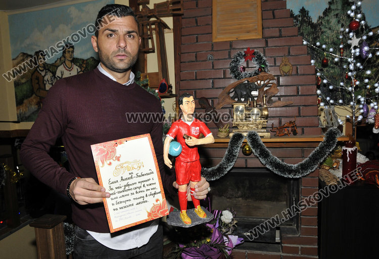 42 джуджета-футболисти подариха Бабангида на Емил Ангелов