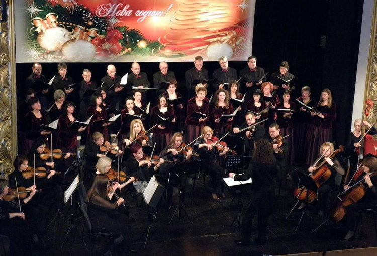 Публиката на крака на първия концерт на Камерен оркестър и хор „Родна песен“