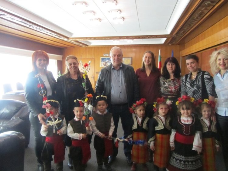 Коледарчета  от детска градина „Родопчанче” сурвакаха кмета Мелемов 