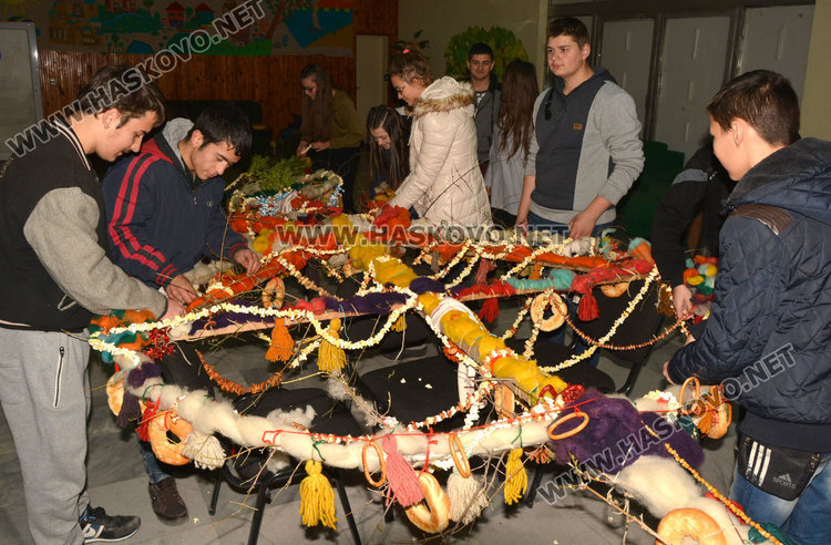 8-метрова  сурвачка украси  Младежкия център