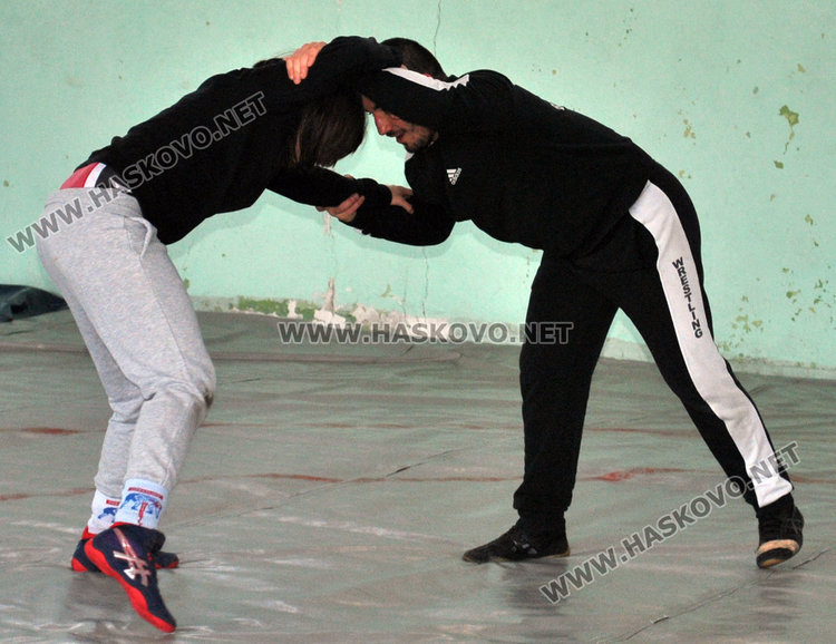 Започнаха спешен ремонт на залата на борците на стадион „Младост“