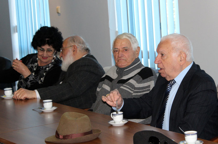 13 почетни граждани на Хасково при кмета Добри Беливанов