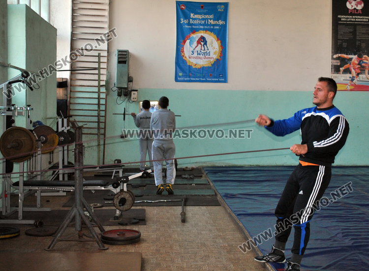 Започнаха спешен ремонт на залата на борците на стадион „Младост“