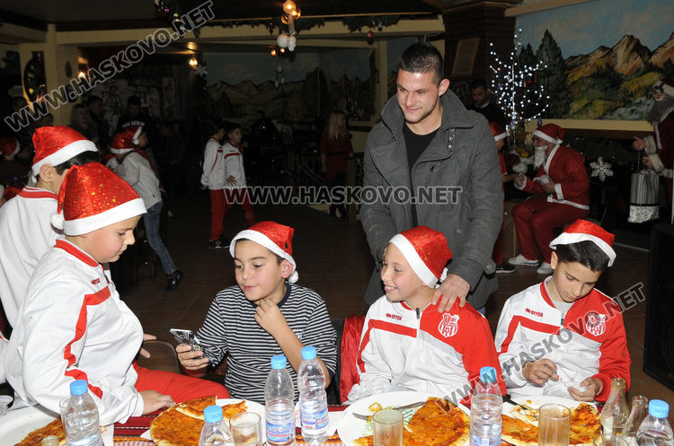 42 джуджета-футболисти подариха Бабангида на Емил Ангелов