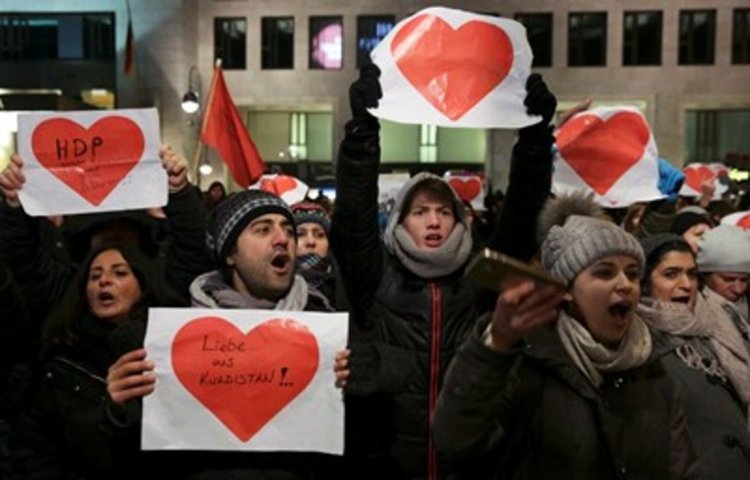 Протести срещу бежанците в Берлин