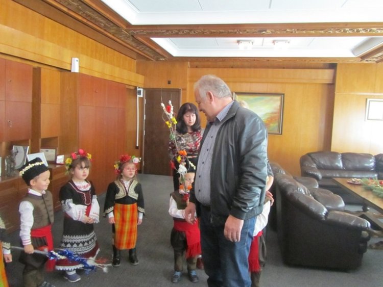 Коледарчета  от детска градина „Родопчанче” сурвакаха кмета Мелемов 