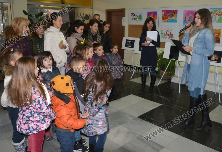 8-метрова  сурвачка украси  Младежкия център