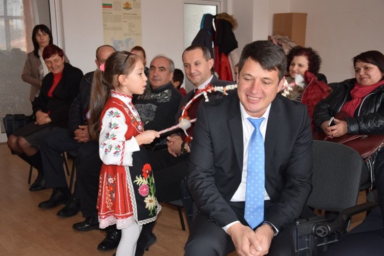 Коледарчета от СУ „Васил Левски” пожелаха сполука на ръководството на община Ардино