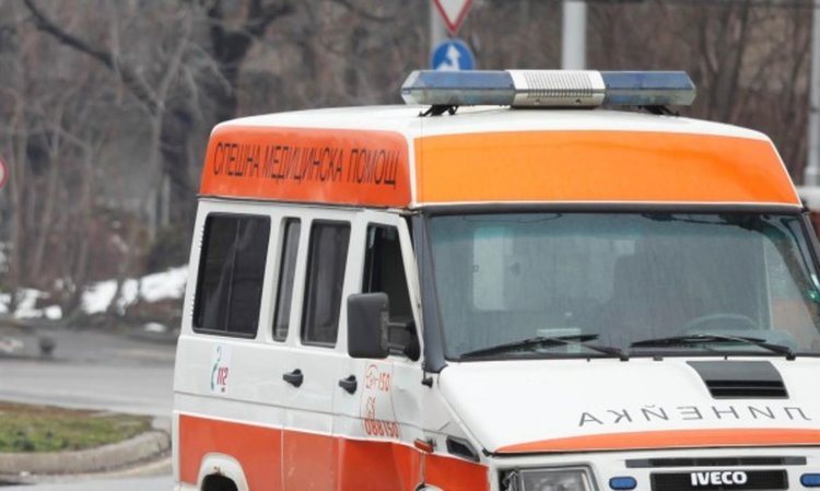 3-ма загинаха, а 13 са ранени при удар на автобус и кола