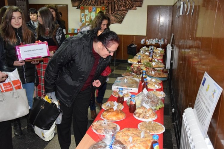 Благотворителна коледна трапеза за лечението на ученик в Ардино