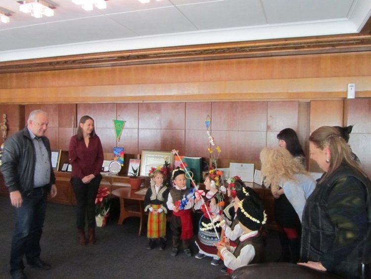 Коледарчета  от детска градина „Родопчанче” сурвакаха кмета Мелемов 