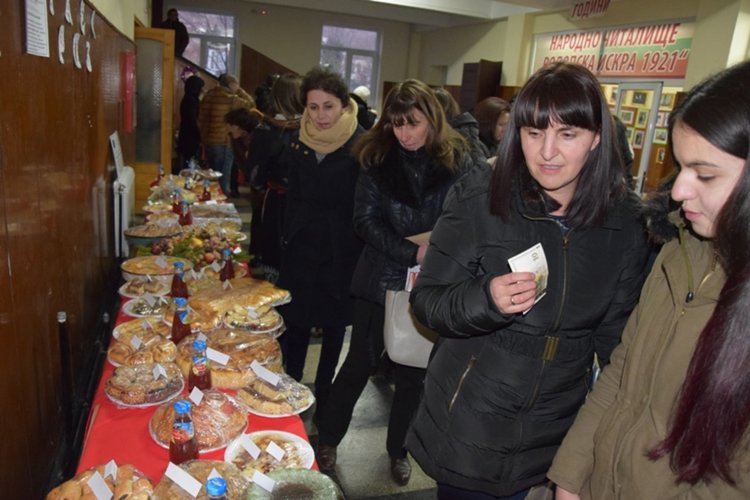 Благотворителна коледна трапеза за лечението на ученик в Ардино