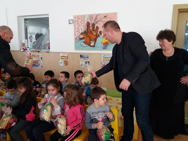 Социалистите предколедно зарадваха децата на Първомай