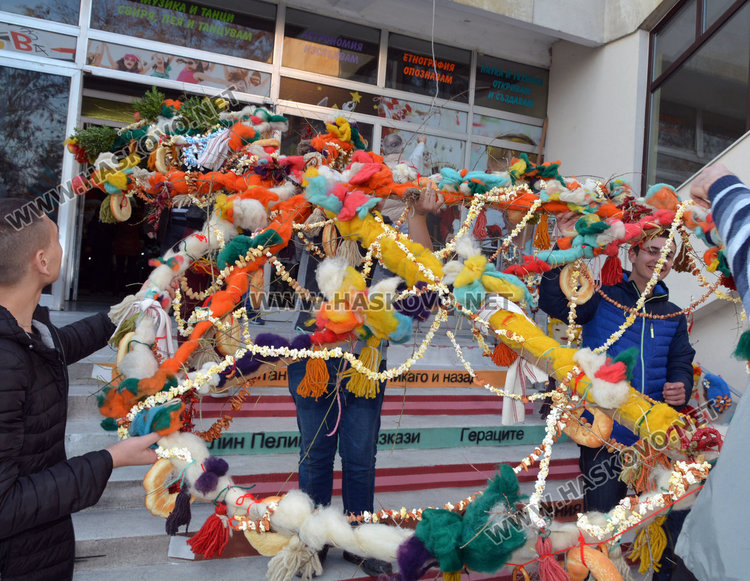 8-метрова  сурвачка украси  Младежкия център