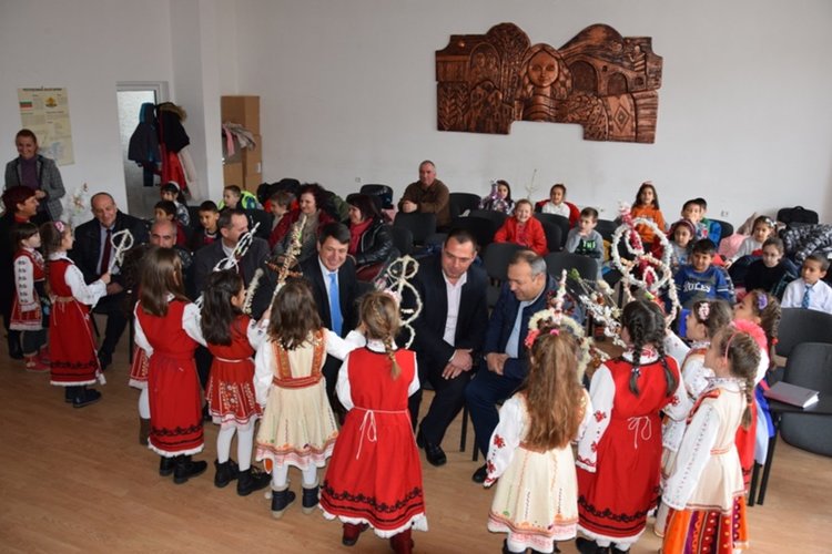 Коледарчета от СУ „Васил Левски” пожелаха сполука на ръководството на община Ардино