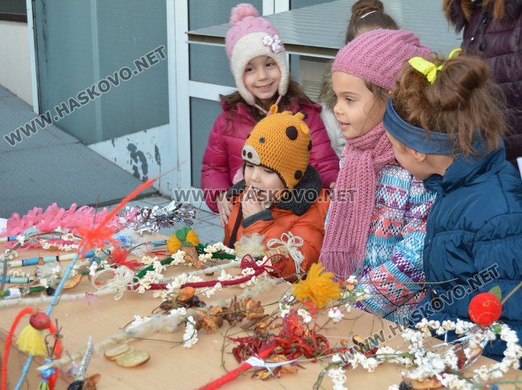 8-метрова  сурвачка украси  Младежкия център