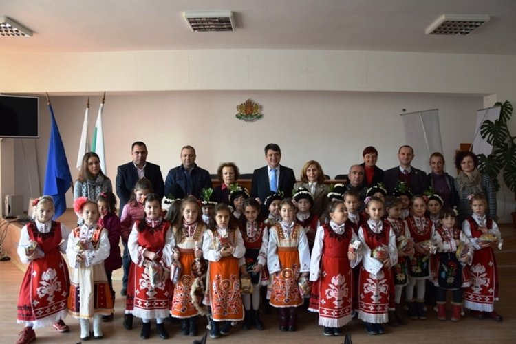 Коледарчета от СУ „Васил Левски” пожелаха сполука на ръководството на община Ардино